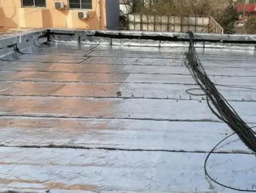 郑州中原区卫生间漏水维修公司分享下郑州中原区屋面楼顶防水刚性防水层施工要点。